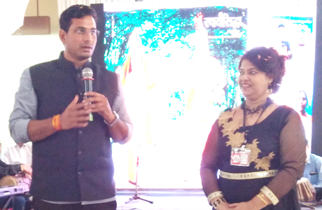 भिलाई के घर-घर से निकलें स्वयंसिद्धा : देवेन्द्र  भिलाई। विवाहित महिलाओं के ग्रुप स्वयंसिद्धा के कार्यक्रमों से अभिभूत महापौर देवेन्द्र यादव ने आज कहा कि वे चाहेंगे कि भिलाई के घर-घर से स्वयंसिद्धाएं निकलें और अपनी नई पहचान बनाएं। उन्होंने कहा कि तफरी में स्वयंसिद्धा ग्रुप की भागीदारी ने सिद्ध कर दिया है कि इनमें कुछ कर गुजरने का जज्बा है और वे पूरी तरह से प्रतिबद्ध हैं। महापौर स्वयंसिद्धा ग्रुप द्वारा भिलाई क्लब सभागार में आयोजित आज फिर जीने की तमन्ना है कार्यक्रम को मुख्य अतिथि के आसंदी से संबोधित कर रहे थे।