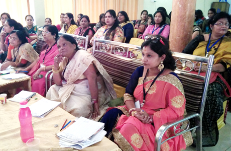 भिलाई के घर-घर से निकलें स्वयंसिद्धा : देवेन्द्र  भिलाई। विवाहित महिलाओं के ग्रुप स्वयंसिद्धा के कार्यक्रमों से अभिभूत महापौर देवेन्द्र यादव ने आज कहा कि वे चाहेंगे कि भिलाई के घर-घर से स्वयंसिद्धाएं निकलें और अपनी नई पहचान बनाएं। उन्होंने कहा कि तफरी में स्वयंसिद्धा ग्रुप की भागीदारी ने सिद्ध कर दिया है कि इनमें कुछ कर गुजरने का जज्बा है और वे पूरी तरह से प्रतिबद्ध हैं। महापौर स्वयंसिद्धा ग्रुप द्वारा भिलाई क्लब सभागार में आयोजित आज फिर जीने की तमन्ना है कार्यक्रम को मुख्य अतिथि के आसंदी से संबोधित कर रहे थे।