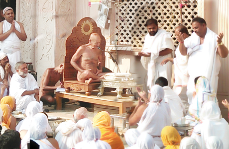 आचार्य श्री विद्यासागर : काल की प्रतीक्षा के क्षणों को कम नहीं किया जा सकता भिलाई। परम् पूज्य संत शिरोमणि आचार्य श्री विद्यासागर जी महाराज ने आज कहा कि काल की प्रतीक्षा की घडिय़ों को कम नहीं किया जा सकता। इसपर हमारा जोर नहीं चलता। इसलिए बेहतर है कि अपने जीवनकाल को अच्छे कार्यों में लगाएं और मनुष्य के लिए निर्धारित कर्तव्यों का पालन सुनिश्चित करें।