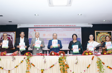 भिलाई। टीचर एजुकेशन करिकुलम में लगातार हो रहे बदलाव, टीचर ट्रेनिंग के लिए आ रही युवा पीढ़ी, टीचिंग मेथड्स का बासीपन, सब मिलकर प्रायमरी एजुकेशन की रीढ़ तोड़ रही है। ज्ञान किताबी हो गई है इसलिए अच्छे एजुकेशनिस्ट तो हो रहे हैं पर रिसर्च को खास गति नहीं मिल रही। एक दिशाहीनता का अहसास होता है। यह कहना है पं. सुन्दरलाल शर्मा मुक्त विश्वविद्यालय के कुलपति प्रो. बंशगोपाल सिंह का। डॉ बंशगोपाल सिंह यहां जी.डी. रूंगटा कॉलेज आॅफ साइंस एण्ड टेक्नालॉजी करिकुलम रिफॉर्म्स इन टीचर एजुकेशन: एनहेंसिंग केपेबिलिटीज एण्ड कॉम्पीटेन्सी विषय पर नैक द्वारा स्पॉन्सर्ड सेमीनार को मुख्य अतिथि की आसंदी से संबोधित कर रहे थे।