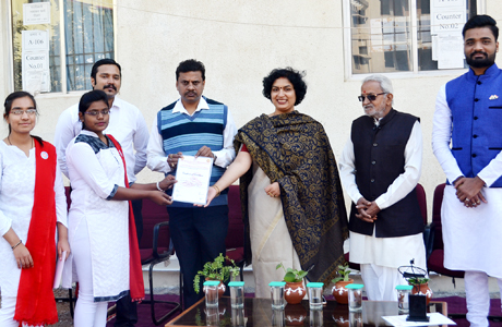 भिलाई। श्री शंकराचार्य महाविद्यालय एवं नर्सिग महाविद्यालय में संयुक्त रूप से गणतंत्र दिवस मनाया गया। श्री गंगाजली शिक्षण समिति के अध्यक्ष आईपी मिश्रा कार्यक्रम के मुख्य अतिथि थे। प्राचार्या डॉ. श्रीमती रक्षा सिंह एवं महाविद्यालय के अति. निदेशक डॉं. जे. दुर्गा प्रसाद राव एवं नर्सिग महाविद्यालय के प्राचार्य श्याम मोहनलाल एवं श्री राम किशोर शर्मा मंच पर आसीन थे। महाविद्यालय के छात्र रषिद खान, प्रवाण एवं वरूण ने अंर्तराष्ट्रीय स्तर पर विभिन्न खेलों में भाग लेकर महाविद्यालय का नाम गौरान्वित किया।