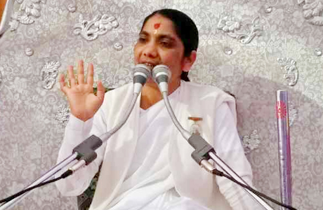 गुण्डरदेही। योग शक्ति गीती दीदी ने कहा कि मन के अन्दर गुण और अवगुण के बीच द्वन्द्व चलता रहता है। जब मन थका हुआ होता है तब वह आसुरी शक्तियों से लडऩे में असमर्थ होता है। वह तनाव अथवा अवसाद का शिकार हो जाता है। ऐसे समय में गीता का ज्ञान उसे मोटिवेट करके अवसाद से बाहर निकलने में मदद कर सकता है।