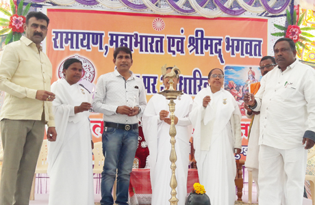 गुण्डरदेही। ब्रह्मकुमारी गीता दीदी ने कहा कि ज्ञान समान पवित्र करने वाला इस संसार में दूसरा कुछ भी नहीं। यदि वेद शास्त्रों से प्यार है तो कर्म सुधारें, तकदीर आपकी दासी हो जाएगी। सारे वेद शास्त्रों का सार है कि सुख देने से सुख मिलता है और दुख देने से दुख। गीता दीदी प्रजापिता ब्रह्मकुमारी ईश्वरी विश्वविद्यालय द्वारा आयोजित रामायण महाभारत एवं श्रीमद् भगवत गीता पर आधारित सात दिवसीय ज्ञान यज्ञ शिविर के द्वितीय दिवस पर शिविरार्थियों को संबोधित कर रही थीं।