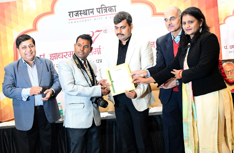 भिलाई। पत्रकारिता का पेशा बेहद चुनौतिपूर्ण है। जैसे घटनाओं का कोई निर्धारित वक्त नहीं होता, उसी तरह पत्रकारों के काम के घंटे भी निश्चित नहीं होते। उसे कभी भी, कहीं भी भाग कर कहीं और पहुंचना होता है। सालों साल 24 घंटे अलर्ट पर रहने वाला पत्रकार लोगों की अच्छाइयों को उभारता है तो खामियों का उकेरने का साहस भी दिखाता है।