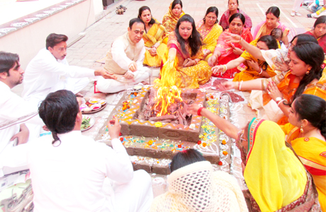 भिलाई। संजय रूंगटा  गु्रप ऑफ इंस्टीट्यूषंस  द्वारा संचालित स्कूल रूंगटा पब्लिक स्कूल, भिलाई में विद्या की अधिष्ठात्री देवी माँ सरस्वती की आराधना कर हर्षोल्लास से बंसत पंचमी पर्व मनाया गया। विद्यालय के समस्त छात्रों, शिक्षकों सहित विद्यालय के संस्कृत शिक्षक शिवा मिश्र के साथ विधिवत अर्चना तथा हवन किया।