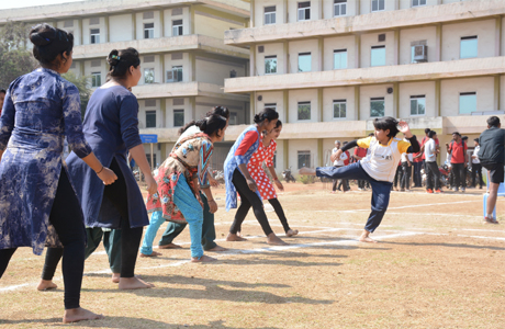 भिलाई। संतोष रूंगटा समूह द्वारा भिलाई के कोहका में संचालित कॉलेजों रूंगटा कॉलेज ऑफ इंजीनियरिंग एण्ड टेक्नालॉजी (आरसीईटी), रूंगटा इंजीनियरिंग कॉलेज (आरईसी), रूंगटा कॉलेज ऑफ फार्मास्यूटीकल साइंसेस एण्ड रिसर्च (आरसीपीएसआर) तथा जी.डी. रूंगटा कॉलेज ऑफ साइंस एण्ड टेक्नालॉजी (जीडीआरसीएसटी) के संयुक्त वार्षिकोत्सव टेक्निकल, कल्चरल एवं स्पोट्र्स इवेंट व्योम-2018 का सोमवार को रंगारंग आगाज हुआ। 