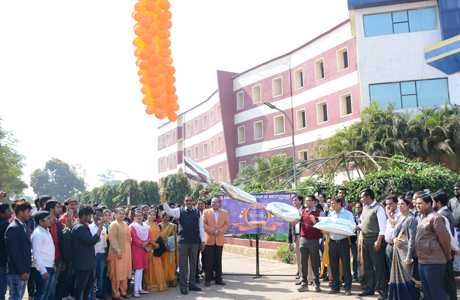 भिलाई। संतोष रूंगटा समूह द्वारा भिलाई के कोहका में संचालित कॉलेजों रूंगटा कॉलेज ऑफ इंजीनियरिंग एण्ड टेक्नालॉजी (आरसीईटी), रूंगटा इंजीनियरिंग कॉलेज (आरईसी), रूंगटा कॉलेज ऑफ फार्मास्यूटीकल साइंसेस एण्ड रिसर्च (आरसीपीएसआर) तथा जी.डी. रूंगटा कॉलेज ऑफ साइंस एण्ड टेक्नालॉजी (जीडीआरसीएसटी) के संयुक्त वार्षिकोत्सव टेक्निकल, कल्चरल एवं स्पोट्र्स इवेंट व्योम-2018 का सोमवार को रंगारंग आगाज हुआ। 