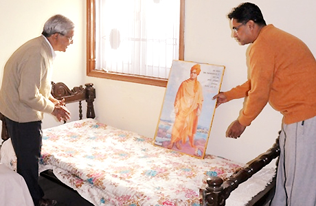 खंडवा का इतिहास कई महापुरुषों से जुड़ा है। इसमें एक नाम युवाओं के प्रेरणास्रोत स्वामी विवेकानंद का भी है। शिकागो सम्मेलन में अमेरिका जाने से पहले विवेकानंद खंडवा आए थे। यहां वे करीब 18 दिन यहां रहे। चटर्जी परिवार के जिस घर में वह मेहमान थे, वहां अब निजी नर्सिंग होम है। जिस पलंग पर उन्होंने विश्राम किया और जिस अलमारी में सामान रखा, उसे आज भी राठौर परिवार ने विरासत के रूप में संभालकर रखा है।