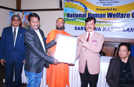 भिलाई। नई दिल्ली में नेशनल ह्यूमन वेलफेयर काउंसिल हरियाणा द्वारा आयोजित एक समारोह में भिलाई के पत्रकार जेएम तांडी को भारतश्री का सम्मान दिया गया। यह कार्यक्रम में प्रेस क्लब ऑफ इंडिया के भवन में आयोजित किया गया था। इस समारोह में भिलाई के पत्रकार तांडी को लंबे समय से क्राइम की खबरों में उल्लेखनीय लेख पर उन्हें सम्मानित किया गया। 