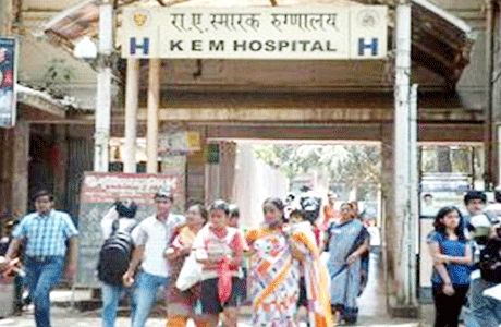 मुंबई। राजधानी के बड़े सरकारी अस्पतालों में से एक केईएम अस्पताल के ब्लड बैंक में खून की कमी के बाद डॉक्टर्स ने मरीजों के लिए रक्तदान किया। केईएम मुंबई का सबसे बड़ा म्यूनिसिपल ब्लड बैंक है। सोमवार को अस्पताल में कुछ ब्लड ग्रुप्स की कमी होने की बात सामने आई थी। इसके बाद अस्पताल के रेजिडेंट डॉक्टर्स ने रक्तदान करके इस समस्या को दूर करने का फैसला किया। डॉक्टरों ने रक्तदान से 44 यूनिट खून एकत्र करके अस्पताल के ब्लड बैंक को दिया। 