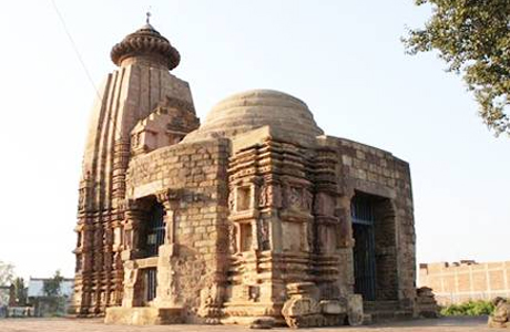कटघोरा, कोरबा (छत्तीसगढ़)। पाली के प्राचीन अष्टकोणीय शिवमंदिर की एक खासियत ऐसी भी है, जो इसकी संरचना को राज्य में अद्वितीय बनाता है। वैसे तो ऐतिहासिक महत्व वाले कई प्राचीन मंदिर प्रदेशभर में निर्मित हैं, लेकिन तकनीकी दृष्टिकोण से यहां का अष्टकोणीय मंडप आधारित देवालय छत्तीसगढ़ में कहीं और नहीं। यह एक वर्ग के कोनों को काटने से बनी एक अद्भुत आकृति है, जो गभर्गृह से जुड़कर मंदिर को पूरा करती है। यही पुरातात्विक गुण इस ऐतिहासिक शिवमंदिर को राज्य की अन्य संरचनाओं से अलग पहचान देता है। 