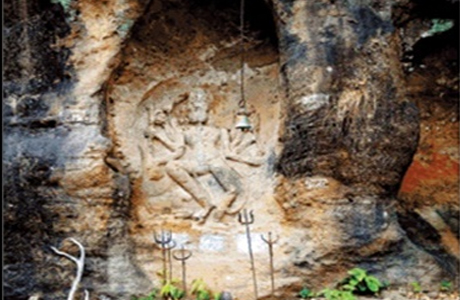 सोहागपुर (होशंगाबाद, मध्यप्रदेश )। महाशिवरात्री के पावन पर्व पर एक मेला पचमढ़ी में लगता है जिसमें बड़ी संख्या में महाराष्ट्र से लोग आते है और चौरागढ़ जैसी ऊंची पहाड़ी पर स्थित भगवान शंकर की प्रतिमा पर त्रिशूल चढ़ाकर मन्नत मांगते है। तो दूसरा मेरा सोहागपुर के प्राचीन पाषाण शिवपार्वती मंदिर पर लगता है। सतपुड़ा की वादियों में पचमढ़ी में ही भगवान शिव के स्थान नहीं है बल्कि कामती रेंज की बीट शंकरगढ़ में भी एक ऐसी प्राचीन शिव मूर्ति है जिसे हजारों साल पहले एक पहाड़ी में खुदाई कर बनाया गया है। यह प्रतिमा आज भी उसी स्वरूप में है जिसमें इसे तरासा गया है। शंकरगढ़ की चट्टान में मौजूद इस प्रतिमा की खासियत है कि इस तक बारिश का पानी भी नहीं पहुंचता है। शंकरगढ़ में मौजूद इस अष्ट भुजा वाली शंकर प्रतिमा के बारे में कहा जाता है कि पहले कभी यहां आदिवासियों द्वारा विशाल पूजा की जाती थी। जो लोग यहां मन्नत मांगते है उनकी मन्नत जरूर पूरी होती है। भगवान शंकर की इस मूर्ति के सामने कई वर्ष पुराना एक घंटा भी चट्टान में लगाया गया है।