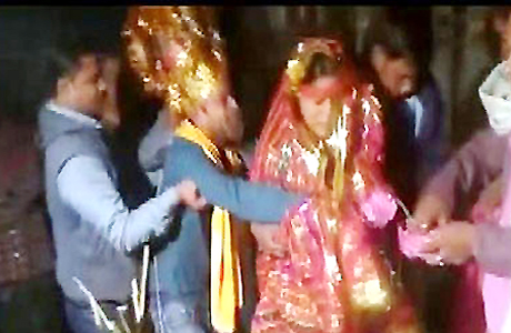 पटना। कुछ लोग, जिनमें बड़ी तादाद में शिक्षित लोग भी शामिल हैं का मानना है कि बिना दान दहेज के शादी हो ही नहीं सकती। दान का तो समझ में आता है। हमेशा के लिए किसी और घर, कुल, गोत्र में शामिल होने जा रही बेटी को कोई खाली हाथ नहीं भेजता पर तिलक पर दहेज की मांग अशोभनीय, पीड़ादायक और अपराध है। बिहार के लोगों ने अब खुद ही इसका हल ढूंढ लिया है। योग्य वर को अब पकड़ुआ विवाह का दंश झेलना पड़ रहा है। पिछले साल राज्य में करीब 3400 युवकों का 'पकड़ुआ विवाह' कराया गया।