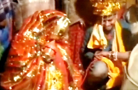 पटना। कुछ लोग, जिनमें बड़ी तादाद में शिक्षित लोग भी शामिल हैं का मानना है कि बिना दान दहेज के शादी हो ही नहीं सकती। दान का तो समझ में आता है। हमेशा के लिए किसी और घर, कुल, गोत्र में शामिल होने जा रही बेटी को कोई खाली हाथ नहीं भेजता पर तिलक पर दहेज की मांग अशोभनीय, पीड़ादायक और अपराध है। बिहार के लोगों ने अब खुद ही इसका हल ढूंढ लिया है। योग्य वर को अब पकड़ुआ विवाह का दंश झेलना पड़ रहा है। पिछले साल राज्य में करीब 3400 युवकों का 'पकड़ुआ विवाह' कराया गया।