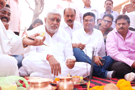 भिलाई। केबिनेट मंत्री व भिलाई विधायक प्रेमप्रकाश पाण्डेय ने हुडको क्षेत्र के दो वार्डों में डामर नवीनीकरण व मार्गों के निर्माण कार्य को भूमिपूजन किया। मंत्री श्री पाण्डेय के प्रयासों से ही पीडब्ल्यूडी विभाग द्वारा इस कार्य के लिए लगभग 4 करोड़ 45 लाख की राशि स्वीकृत की गई थी। इन कार्यों के लिए स्थानीय लोगों द्वारा काफी समय से मांग की जा रही थी। जिसके बाद मंत्री श्री पाण्डेय ने पहल की। 