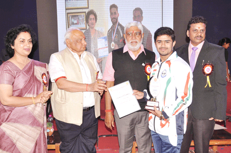 भिलाई। राज्य के उच्च एवं तकनीकी शिक्षा मंत्री प्रेम प्रकाश पाण्डेय ने शिक्षा के क्षेत्र में श्री गंगाजली एजुकेशन सोसाइटी के योगदान की सराहना करते हुए इसे समाज के लिए बेहद महत्वपूर्ण बताया। श्री पाण्डेय श्री शंकराचार्य महाविद्यालय के वार्षिक स्नेह सम्मेलन को मुख्य अतिथि की आसंदी से संबोधित कर रहे थे। 