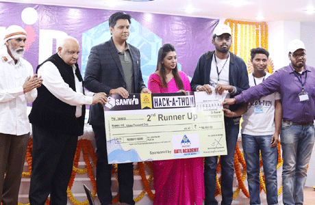 भिलाई। श्री शंकराचार्य तकनीकी कैम्पस में टेक्नो कल्चरल फेस्ट 'संविद-18' का शुभारम्भ हर्षोल्लास के साथ किया गया। मुख्य अतिथि युवा सांसद अभिषेक सिंह ने गुब्बारे आकाश में छोड़कर 'संविद-18' का आगाज किया। सांसद अभिषेक ने कहा कि छात्र जीवन मानव जीवन का अनमोल हिस्सा है। सभी छात्र-छात्राओं को ऐसे कार्यक्रम में बढ़-चढ़ कर हिस्सा लेना चाहिये और अपनी प्रतिभा का प्रदर्शन कर करना चाहिये। छात्र जीवन में की गई गलतियों को हम फिर से सुधारकर नये आयाम और जोश के साथ नया मुकाम हासिल कर सकते हैं।