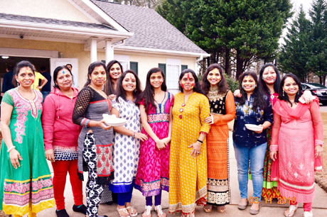 शिकागो। उत्तरी अमेरिका में रह रहे छत्तीसगढ़ के मूल निवासियों ने हर्ष और उल्लास के साथ रंगों का पर्व होली मनाया। नार्थ अमेरिका छत्तीसगढ़ एसोसिएशन NACHA के भाई गणेश कर ने होली उत्सव की तस्वीरें ई-मेल पर साझा की हैं साथ ही होली उत्सव का यूट्यूब वीडियो भी साझा किया है। उन्होंने बताया कि उत्तरी अमेरिका के विभिन्न इलाकों Chicago, Atlanta में रहने वाले छत्तीसगढ़ मूल के एनआरआई समुदाय ने मौसम के हिसाब से आयोजन किये। शिकागो में जहां भीषण सर्दी के कारण आयोजन इनडोर किया गया वहीं कुछ भागों में यह आयोजन पार्क में हुआ। लोगों ने रंग गुलास खेलने के साथ ही नृत्य और संगीत के साथ खुशियां मनाईं। समुदाय ने यहां अंतरराष्ट्रीय महिला दिवस के उपलक्ष्य में भी आयोजन किये।