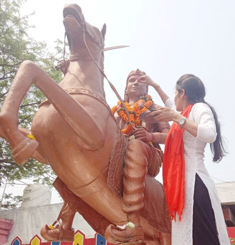 दुर्ग। शासकीय डॉ. वा.वा. पाटणकर कन्या स्नातकोत्तर महाविद्यालय दुर्ग की छात्राओं के कस्तूरबा समूह ने वीरांगना रानी अवंतीबाई लोधी का बलिदान दिवस मनाया। छात्राओं ने प्रात: जेल चैक के पास रानी अवंती बाई की मूर्ति के पास साफ-सफाई की तथा माल्यार्पण किया। समूह की रूचि शर्मा ने रानी अवंतीबाई के शौर्यगाथा से छात्राओं को परिचित कराया। समूह की छात्राओं ने सेक्टर-9 हॉस्पिटल के पास जरूरतमंदों को वस्त्र वितरण किया तथा भोजन कराया। कस्तूरबा समूह की रूचि, लतिका, रेणुका, शिवानी ने सक्रिय भागीदारी दी।