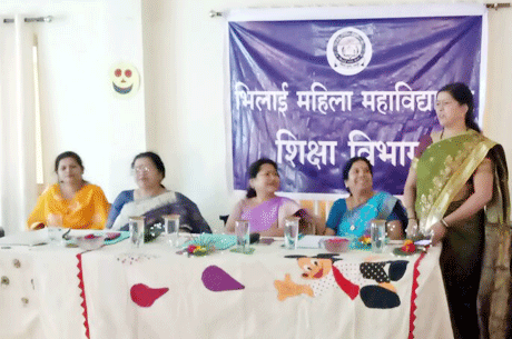भिलाई। अंतर्राष्ट्रीय महिला दिवस के अवसर पर भिलाई महिला महाविद्यालय के शिक्षा विभाग द्वारा सदन की राय में - नारी अबला नहीं सबला है विषय पर वाद-विवाद प्रतियोगिता का आयोजन किया गया। कार्यक्रम में कॉलेज की बी.एड. कोर्स की चतुर्थ सेमेस्टर की छात्राओं ने बढ़-चढ़कर हिस्सा लिया। आयोजित कार्यक्रम के दौरान कॉलेज की प्राचार्या डॉ. जेहरा हसन ने सभी को अंतर्राष्ट्रीय महिला दिवस की शुभकामनायें दीं। भिलाई एजुकेशन ट्रस्ट के सचिव सुरेन्द्र गुप्ता ने आज की नारी को सशक्त एवं सबल बताया।