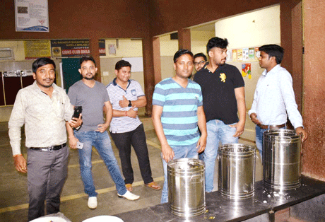भिलाई। छत्तीसगढ़ ब्लड डोनर फाउण्डेशन ने मानव सेवा की दिशा मे ंएक और कदम बढ़ाते हुए अब अस्पताल में दाखिल मरीजों के परिजनों को भोजन कराने का फैसला किया है। इसकी शुरुआत ब्लड डोनर फाउण्डेशन ने अपने स्थापना दिवस पर रविवार को कर दी। इस सेवा का नाम निवाला भोज रखा गया है। उल्लेखनीय है कि छत्तीसगढ़ ब्लड डोनर फाउण्डेशन पूरे छत्तीसगढ़ में फैले रक्तदाताओं का एक समूह है जो आवश्यकतानुसार लगभग सभी ब्लड ग्रुप का रक्त दिलाकर मरीजों की जान बचाते आ रहा है। इस समूह के पास दुर्लभ बाम्बे ब्लड ग्रुप वाला रक्तदाता भी है।
