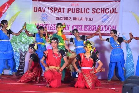 भिलाई। डीएवी इस्पात पब्लिक स्कूल सेक्टर - 2 विद्यालय प्रांगण में वार्षिक उत्सव का आयोजन किया गया। कार्यक्रम के मुख्य अतिथि अनुराग नागर जी.एम. इंचार्ज (पी.एंड ए.) बी.एस.पी. एवं चेयरमेन-एल.एम.सी. विशेष अतिथि श्रीमती नम्रता नागर जी, डी.ए.वी. जामुल के प्राचार्य रवि भास्करन, श्रीमती रश्मि सिंह (पार्षद सेक्टर-2), शिवप्रसाद (पार्षद सेक्टर-5) एवं सेक्टर-2 के प्राचार्य डॉ. बी.पी. साहू की उपस्थिति में कार्यक्रम सम्पन्न हुआ। मुख्य अतिथि श्री नागर ने सभी अतिथियों व पालकों को संबोधित करते हुए कहा कि इस विद्यालय ने नवीन होने के पश्चात् भी गत दो वर्षों में सराहनीय प्रगति की है, यह प्रगति न केवल शैक्षणिक क्षेत्र में अपितु सांस्कृतिक व खेल के क्षेत्र में भी विशेषांकित रही।