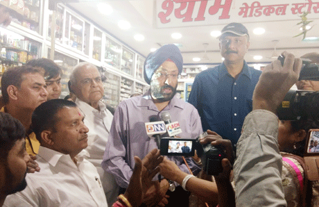 भिलाई। शहर के सबसे पुराने और बड़े बाजार जवाहर मार्केट में सुरक्षा व्यवस्था को पुख्ता करने के लिए 32 सीसीटीवी कैमरे लगाए गए हैं। इन कैमरों का बीती शाम आईजी जीपी सिंह एवं एसएसपी डॉ संजीव शुक्ला ने उद्घाटन किया। साथ ही यह आश्वासन भी दिया है कि बाजार के बीच से जुलूसों के निकलने पर प्रतिबंध लगाने के लिए यहां धारा 144 लगाई जा सकती है। कैमरों का अवलोकन एवं उद्घाटन करने के बाद आईजी ने कहा, लंदन में सड़कों पर पुलिस नजर नहीं आती। निगरानी का काम वहां कैमरों के जिम्मे है जिसपर पुलिस कंट्रोल रूम से ही नजर रखती है। थाने भी शाम 5 बजे बंद हो जाते हैं। जबकि हमारे यहां थाने 24 घंटे खुले रहते हैं। उन्होंने कैमरों की क्वालिटी की भी तारीफ करते हुए कहा कि आज जमाना डाटा एनालिसिस और मैनेजमेंट का है। जिले के एसएसपी डॉ शुक्ला इस अंचल से भली भांति परिचित हैं और इस समय पुलिस की टीम भी अच्छी है। मेलजोल के साथ काम करने पर बेहतर नतीजे आएंगे।