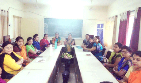 भिलाई। स्वरूपानंद सरस्वती महाविद्यालय के प्राध्यापकों द्वारा विश्व टी.बी. दिवस मनाया गया जिसमें टी.बी. रोग के कारण, लक्षण एवं उपचार विषय पर चर्चा की गई। जिसमें सभी ने अपने-अपने विचार प्रस्तुत किए। प्राचार्य डॉ. हंसा शुक्ला ने कहा कि जैसे आज भारत पोलियो मुक्त है वैसे हम टीबी मुक्त भी हो सकते हैं। डॉ हंसा शुक्ला ने कहा कि सहीं समय पर बीमारी का पता लगना व सहीं उपचार से टी.बी. को नियंत्रित किया जा सकता है। टी.बी. के लिये जागरूकता कार्यक्रम आयोजित कर, टी.बी. के मरीजों को दवाई की पूरी खुराक लेने के लिये प्रेरित कर आगामी चार-पाँच सालों में भारत को टी.बी. मुक्त किया जा सकता है।