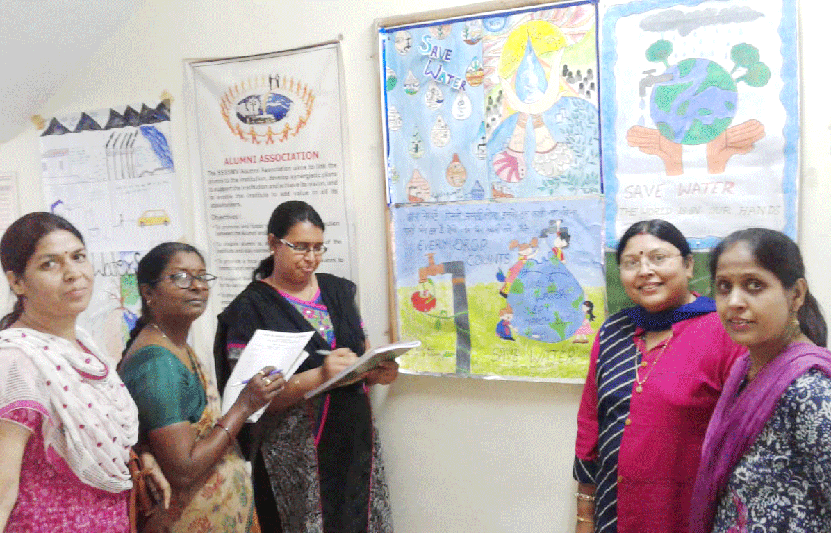 भिलाई। विश्व जल दिवस पर स्वामी श्री स्वरूपानंद सरस्वती महाविद्यालय में प्राध्यापकों ने जल संरक्षण की शपथ लेते हुए पोस्टर प्रतियोगिता का आयोजन किया। प्राचार्य डॉ. हंसा शुक्ला ने इस अवसर पर कहा कि जल है तो कल है, यदि हम जल का सही उपयोग करें तो आने वाले समय में हमें जल की कमी नहीं होगी, पृथ्वी के सत्तर प्रतिशत हिस्से में जल है किंतु 2.5 प्रतिशत जल ही शुद्ध है, अत: हमें जल के प्रदूषण को भी रोकना होगा।  महाविद्यालय के सभी शैक्षणिक एवं अशैक्षणिक स्टॉफ को शपथ दिलाते हुये डॉ हंसा शुक्ला ने कहा कि जल संरक्षण करेंगे एवं जल को व्यर्थ होने से रोकने के लिये लोगों को प्रेरित करेंगे।