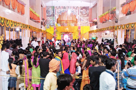 भिलाई। खुर्सीपार स्थिति बाबा बालकनाथ मंदिर में आज महाभंडारा का आयोजन किया गया। राज्य शासन के केबिनेट मंत्री प्रेमप्रकाश पाण्डेय ने बाबा को भोग लगाया। इसके बाद महाभंडारा प्रारंभ हो गया। हजारों की संख्या में श्रद्धालुओं ने बाबा का महाप्रसाद ग्रहण किया। श्री पाण्डेय ने इस अवसर पर वहां उद्यान विकसित करने के लिए 44 लाख रुपए की स्वकृति मिलने की घोषणा की जिसका शिलान्यास भी शीघ्र ही कर दिया जाएगा। इसके अलावा उन्होंने मंदिर परिसर में पेविंग ब्लाक लगाने के लिए 5 लाख रुपए विधायक निधि से देने की भी घोषणा की।