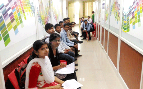  भिलाई. मैन्युफैक्चरिंग मेटल एण्ड आॅटोमोटिव कम्पोनेन्ट्स क्षेत्र की कंपनी गैस्टेम्प आॅटोमोटिव चेन्नई प्रायवेट लिमिटेड ने संतोष रूंगटा एजुकेशनल कैम्पस में डिप्लोमा इंजीनियरिंग स्टूडेंट्स के लिये ओपन कैम्पस ड्राइव का आयोजन किया। इस कैम्पस ड्राइव में राज्य के विभिन्न पाॅलीटेक्निक काॅलेजों के मैकेनिकल, सिविल तथा इलेक्ट्रिकल इंजीनियरिंग के 2018 बैच तथा पास आउट हो चुके स्टूडेंट्स आमंत्रित थे। चयन प्रक्रिया दो चरणों में पूर्ण हुई जिसमें स्टूडेंट्स के लिखित टेस्ट तथा पर्सनल इंटरव्यू राउण्ड हुए जिसकेे आधार पर गैस्टेम्प कंपनी ने समूह के कुल 14 स्टूडेंट्स का फायनल सिलेक्शन किया।