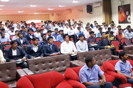 भिलाई। संतोष रूंगटा ग्रुप ऑफ इंस्टीट्यूशन्स के भिलाई तथा रायपुर कॉलेजों के स्टूडेंट्स को विख्यात कंपनियों द्वारा हाथों-हाथ लिया जा रहा है। समूह के भिलाई कैम्पस में इंजीनियरिंग की कंप्यूटर साइंस, आईटी, इटीएण्डटी, ईईई व एमसीए कोर्सेस 2017 बैच के स्टूडेंट्स के लिये हैक्जावेयर तथा बीई इलेक्ट्रीकल, ईईई तथा मेकेनिकल कोर्सेस के 2018 बैच के स्टूडेंट्स के लिये स्टैनडाइन कंपनी द्वारा कैम्पस प्लेसमेंट ड्राईव का आयोजन कर जॉब ऑफर प्रदान किये गये। चयन प्रक्रिया तीन चरणों में पूर्ण हुई जिसमें स्टूडेंट्स के ऑनलाईन/लिखित टेस्ट, ग्रुप डिस्कशन्स तथा पर्सनल इंटरव्यू राउण्ड हुए जिसकेे आधार पर इन दो कंपनियों में कुल 15 स्टूडेंट्स का फायनल सिलेक्शन हुआ।