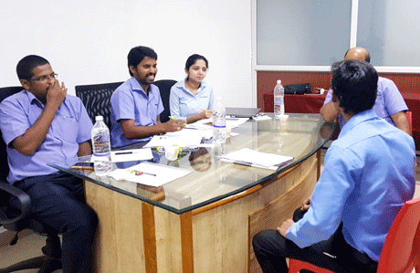 भिलाई। संतोष रूंगटा ग्रुप ऑफ इंस्टीट्यूशन्स के भिलाई तथा रायपुर कॉलेजों के स्टूडेंट्स को विख्यात कंपनियों द्वारा हाथों-हाथ लिया जा रहा है। समूह के भिलाई कैम्पस में इंजीनियरिंग की कंप्यूटर साइंस, आईटी, इटीएण्डटी, ईईई व एमसीए कोर्सेस 2017 बैच के स्टूडेंट्स के लिये हैक्जावेयर तथा बीई इलेक्ट्रीकल, ईईई तथा मेकेनिकल कोर्सेस के 2018 बैच के स्टूडेंट्स के लिये स्टैनडाइन कंपनी द्वारा कैम्पस प्लेसमेंट ड्राईव का आयोजन कर जॉब ऑफर प्रदान किये गये। चयन प्रक्रिया तीन चरणों में पूर्ण हुई जिसमें स्टूडेंट्स के ऑनलाईन/लिखित टेस्ट, ग्रुप डिस्कशन्स तथा पर्सनल इंटरव्यू राउण्ड हुए जिसकेे आधार पर इन दो कंपनियों में कुल 15 स्टूडेंट्स का फायनल सिलेक्शन हुआ।