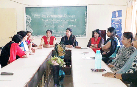 भिलाई। विश्व उपभोक्ता दिवस पर स्वामी श्री स्वरूपानंद सरस्वती महाविद्यालय हुडको, भिलाई में जागरूक उपभोक्ता विषय पर गोल मेज चर्चा का आयोजन किया गया जिसकी अध्यक्षता प्राचार्य डॉ. हंसा शुक्ला ने की एवं महाविद्यालय के सभी प्राध्यापकों ने अपने विचार प्रस्तुत किये। प्राचार्या डॉ. हंसा शुक्ला ने अपने उद्बोधन में कहा कि इस भागती दौड़ती जिन्दगी में हम कुछ खास बातों की तरफ ध्यान देना छोड़ देते हैं जिससे हम कहीं न कहीं अपने मूल्य और अधिकारों को पीछे छोड़ देते हैं। आज के युग में उपभोक्ता को अपने अधिकारों के प्रति जागरूक होने की आवश्यकता है, जिससे उपभोक्ता अपने द्वारा भुगतान की गई राशि से सही सेवा और वस्तु प्राप्त कर सके।