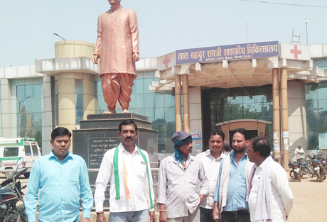 भिलाई। सुपेला स्थित लाल बहादुर शास्त्री अस्पताल के जनऔषधि केन्द्र ने हालांकि गरीब और मध्यमवर्गीय मरीजों को बड़ी राहत पहुंचाई है पर यहां कुत्ता काटने की दवा उपलब्ध नहीं है। इसके अलावा डाक्टर्स हायर एंटीबायोटिक्स और काम्बिनेशन मेडिसिन्स लिखते हैं जो मरीजों को महंगे दामों पर बाहर से खरीदना पड़ता है। प्रदेश कांग्रेस कमेटी के पूर्व सचिव महेश जायसवाल, ब्लाक कांग्रेस कमेटी के अध्यक्ष प्रभाकर जनबंधु, महामंत्री दिनेश सिंह, कृष्णा देवांगन आदि ने आज अस्पताल पहुंचकर मरीजों और जनऔषधि केन्द्र प्रभारी युसुफ भाई से चर्चा की। मरीजों ने बताया कि सामान्य औषधियां यहां काफी सस्ती दरों पर उपलब्ध हैं पर एक या दो दवाइयां बाहर से लेनी पड़ती हैं जो काफी महंगी होती हैं।