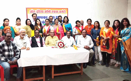 भिलाई। ऑल इंडिया कौमी एकता कमेटी ने अंतरराष्ट्रीय महिला दिवस के मौके पर महिला पत्रकारों व अपने क्षेत्र में उत्कृष्ट कार्य करने वाली 11 महिलाओं का सम्मान किया। कॉफी हाउस सेक्टर-10 में आयोजित समारोह में मुख्य अतिथि आसिफ इकबाल व विशिष्ट अतिथि दिनेश सिंघल की उपस्थिति में इन महिलाओं को स्मृति चिन्ह भेंंट कर सम्मानित किया गया।