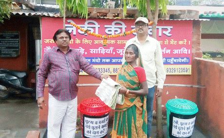 भिलाई। आस्था कार्यालय में गरीब, निर्धन, व जरुरत मंद लोगों के लिए नेकी की दीवार बनाई गई जिसमें सामर्थवान लोग बच्चों से लेकर बड़ों तक के लिए नये पुराने कपड़े व जूते चप्पल रख कर जाते है। जरुरत मंद लोग अपने हाथों से इसमें से अपनी पसंद और उपयोग का सामान ले जाते है। संस्था ज्यादा कपड़े व जूते, चप्पल जमा होने पर आस-पास के श्रम बस्तियों में गरीबों को जरूरतमंद गरीबों को बांटने का काम करती है। संस्था इस साल 3 जून 2018 को 101 कन्याओं का विवाह करने जा रही है।