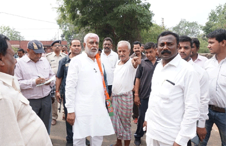 भिलाई। जनसंपर्क यात्रा के दूसरे दिन आज सुबह केबिनेट मंत्री व भिलाई विधायक प्रेमप्रकाश पाण्डेय वार्ड 38 शहीद वीर नारायण सिंह नगर पहुंचे। उन्होंने दीनदयाल पुरम स्थित शिव मंदिर से आर्शीवाद लेकर यात्रा शुरू की। मंत्री श्री पाण्डेय ने लोगों से भेंट कर उनकी समस्याओं के निराकरण की चर्चा की। लोगों ने नाली सफाई, पानी और सड़क संधारण की मांग की। उन्होंने कई प्रमुख मार्गों के लिए राशि स्वीकृत होने की जानकारी दी और अधिकारियों को निर्देश दिये।