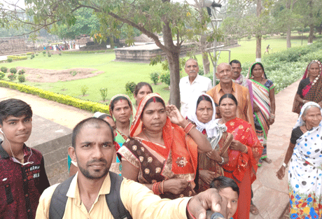 भिलाई। राजपूत क्षत्रिय चौहान समाज के युवा गु्रप ने 14 से 18 मार्च तक समाज के बुजुर्गो को पांच दिवसीय जगन्नाथ पुरी की यात्रा कराया। जिसमें क्षत्रिय समाज के बुजुर्गों को दुर्ग से पुरी ट्रेन से लेकर गए। वहां से बस में समस्त धार्मिक स्थानों का भ्रमण करा कर आशीर्वाद प्राप्त किया। यात्रा का लाभ लेने वालों में दुकलहीन बाई चौहान, मेहतरीन चौहान, सावित्री, दौवा, नन्दु, रेवती, रेखा, सरोज, शांति, श्री मनीसिंह, दिलेश्वर सिंह, गुरू माता, भयकरण सिंह, प्रदीप सिंह, मनमोहन सिंह, देव सिंह, रामसुरत सिंह, अशोक सिंह, राजेश्वरी सिंह, मुकेश सिंह, हेमलता, गणेश सिंह, द्रोपती बाई, राजेन्द्र, चम्पेश्वर सिंह, समस्त क्षत्रियों ने इस धार्मिक भ्रमण का आनन्द लिया। और युवाओं को आशीर्वाद दिया।