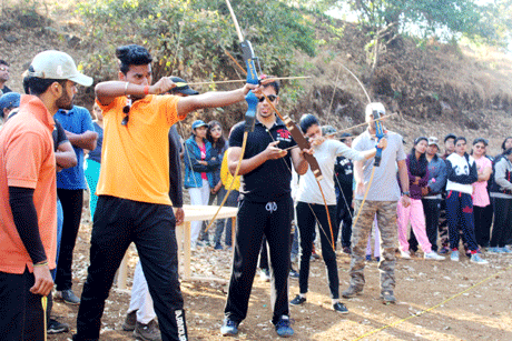 भिलाई। संतोष रूंगटा समूह द्वारा भिलाई के कोहका स्थित कैम्पस में संचालित रूंगटा कॉलेज ऑफ इंजीनियरिंग एण्ड टेक्नालॉजी बिजनेस स्कूल के एमबीए कोर्स के दूसरे तथा चौथे सेमेस्टर के स्टूडेंट्स तथा फैकल्टी के 48 सदस्यीय दल ने नासिक (महाराष्ट्र) स्थित आउटवर्ड बाउण्ड भारत के कैम्पस में आयोजित 3-दिवसीय साहस-द कैम्प में शिरकत की। संतोष रूंगटा समूह के डायरेक्टर एफएण्डए सोनल रूंगटा ने बताया कि आज कॉर्पोरेट वल्र्ड में मैनेजमेंट के सभी गुरों की आवश्यकता होती है। भावी युवा मैनेजर्स के लिये मैनेजमेंट गोल हासिल करने लीडरशिप स्किल तथा सेल्फ कॉन्फीडेन्स का होना अत्यंत आवश्यक है। टीम मैनेजमेंट आज मैनेजमेंट का मूल मंत्र है। इन सभी बातों को ध्यान में रखते हुए शिविर के माध्यम से मैनेजमेंट स्टूडेंट्स को अपने लाईफ स्किल्स बढ़ाने के लिये अवसर प्रदान करना ही हमारा प्रमुख उद्देश्य था। 