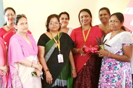 भिलाई। श्री शंकराचार्य महाविद्यालय के शिक्षा विभाग द्वारा अंर्तराष्ट्रीय महिला दिवस पर एक संगोष्ठी का आयोजन किया गया जिसमें विभाग की छात्राओं ने अपनी बात रखी। विभागाध्यक्ष डॉ. नीरा पाण्डेय ने कहा कि पहले की अपेक्षा परिवार और समाज दोनों ही क्षेत्रों में महिलाओं की स्थिति में सुधार हुआ है। महिलाओं को अपनी अधिकारों के साथ साथ कत्र्तव्यों के प्रति भी जागरूक होना चाहिए।