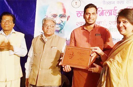 भिलाई . स्वच्छता ही सेवा अभियान के अंतर्गत नगर पालिक निगम भिलाई के स्वच्छ भारत अभियान की ब्रांड एंबेसडर सोनाली चक्रवर्ती एवं बी.पोलम्मा द्वारा पद्मश्री श्री जे एम नेल्सन के साथ किया गया स्वच्छता जागरूकता अभियान का समापन समारोह 11 मार्च रविवार को शाम 4:00 बजे नेल्सन कला गृह सेक्टर 1 में सँपन्न हुआ। राष्ट्रपिता महात्मा गांधी की प्रतिमा के सामने स्वच्छता की लौ जलाकर कार्यक्रम का शुभारंभ किया गया। मुख्य अतिथि महापौर देवेंद्र यादव थे। विशिष्ट अतिथि डॉक्टर सुमन चौहान पूर्व डिप्टी डायरेक्टर सेक्टर 9 एवं कार्यक्रम की अध्यक्षता प्रख्यात साहित्यकार डॉ परदेशी राम वर्मा ने की।