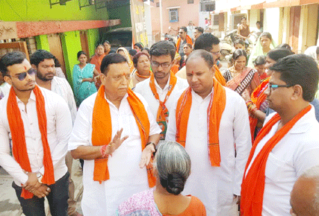भिलाई। विधायक वैशालीनगर विद्यारतन भसीन ने जगन्नाथ मंदिर में पूजा अर्चना कर वार्ड-3 में अपनी जनसम्पर्क यात्रा प्रारंभ की। वे उडिय़ा मोहल्ला, सतनामी मोहल्ला, तिहारू मोहल्ला, मराठी मोहल्ला, यादव मोहल्ला, मार्केट लाइन पहुंचे। अपने विधायक श्री भसीन को अपने बीच पाकर लोग हर्षित हुए व फूल मालाओं से उनका स्वागत किया। उन्होंने अपनी लंबित समस्याओं की ओर उनका ध्यान आकर्षित किया।