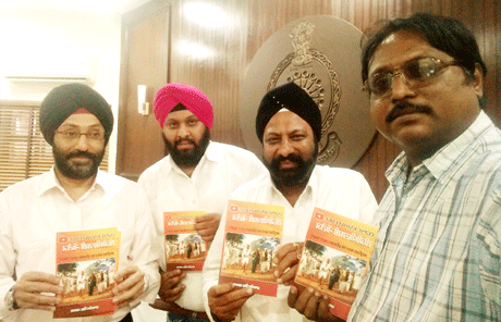 भिलाई। आईजी पुलिस जी.पी. सिंह ने सीजीपीएससी नॉलेज सिरीज की पुस्तक का विमोचन अपने दफ्तर में किया। अमरदीप सिंह वाधवा की यह पुस्तक आधुनिक भारत का इतिहास विषय पर है। श्री वाधवा का सीजीपीएससी यूट्यूब चैनल बेहद लोकप्रिय है तथा इसमें 35 हजार से भी अधिक सबस्क्राइबर लिस्टेड हैं। उन्होंने बताया कि छात्रों की मांग पर ही यह पुस्तक निकाली गई है। सिरीज में चार अन्य पुस्तकें प्रकाशनाधीन हैं। इस अवसर पर उनके पिता गुरमीत सिंह वाधवा एवं दीपक रंजन दास भी उपस्थित थे। श्री सिंह ने लेखक अमरदीप सिंह को पुस्तक के लिए बधाई देते हुए कहा कि ई-क्लासेस का लाभ साधानविहीन छात्र भी ले सकेंगे तथा अपना भविष्य बेहतर ढंग से गढ़ सकेंगे।