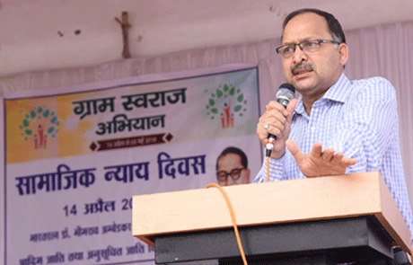 दुर्ग। कन्या छात्रावास परिसर में बाबा साहेब डा. भीमराव अम्बेडकर के जन्म दिवस को सामाजिक न्याय दिवस के रुप में मनाया गया। मुख्य अतिथि श्रीमती माया बेलचंदन, अध्यक्ष जिला पंचायत दुर्ग तथा विशिष्ट अतिथि के रुप में उमेश अग्रवाल, कलेक्टर दुर्ग, के.एल. चौहान, आयुक्त नगर निगम भिलाई, संजय अग्रवाल, अपर कलेक्टर दुर्ग, बी.बी. पंचभाई, संयुक्त कलेक्टर दुर्ग, श्रीकांत वर्मा, डिप्टी कलेक्टर दुर्ग तथा छात्रावास के समस्त पालक अधिकारी व समस्त छात्रावास निगरानी समिति के सदस्यों ने अपनी गरिमामई उपस्थिति प्रदान की । कलेक्टर उमेश अग्रवाल ने कहा कि बाबा साहेब डा. भीमराव अम्बेडकर ग्रामीण एवं साधारण परिवार में जन्म लिया किंतु संविधान निर्माण में अपनी अहम भूमिका रही। 