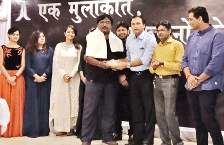 भिलाई। शुक्रवार 6 अप्रैल, 2018 की वह शाम मेरे जीवन की एक अनमोल धरोहर बन गई। मौका था डॉ संतोष राय की तीसरी पीएचडी को सेलीब्रेट करने का। सामने की पंक्ति में वो अध्यापक बैठे थे जिनके चरणों में बैठकर मैंने शिक्षा हासिल की थी। डॉ अमिताभजी दत्ता, डॉ हरिनारायणजी दुबे, डॉ प्रमोद शंकरजी शर्मा, डॉ आरपी अग्रवाल, डॉ सय्यद सलीम अकील। इनमें से डॉ दुबे ही एक अकेले थे जो विज्ञान संकाय से थे। मैं वाणिज्य संकाय का विद्यार्थी था। डॉ अकील उन दिनों अध्यापक नहीं थे जब मैं पढ़ रहा था। डॉ एनएस बघेल, डॉ बीपी अग्रवाल, डॉ एआर वर्मा की अनुपस्थिति खल रही थी।
