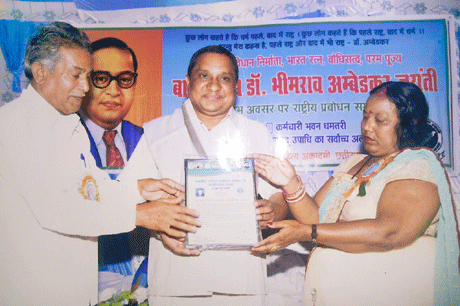 भिलाई। भारतीय दलित साहित्य अकादमी छत्तीसगढ़ राज्य द्वारा एमजे कालेज के प्राचार्य डॉ कुबेर सिंह गुरुपंच को भारत रत्न डॉ भीमराव अम्बेडकर जयंती के अवसर पर धमतरी में महात्मा ज्योतिबा फुले फेलोशिप से सम्मानित किया गया। उनकी इस उपलब्धि पर महाविद्यालय की डायरेक्टर श्रीमती श्रीलेखा विरुलकर, मुख्य समन्वयक विनोद कुमार चौबे, विभागाध्यक्ष डॉ श्वेता भाटिया, अर्चना त्रिपाठी, श्रीकांत काले पंकज सिन्हा, अख्तर अजीज खान, मेघा मानकर, एमजे कालेज ऑफ फार्मेसी के प्राचार्य डॉ टिकेश्वर कुमार, डॉ अनुराधा, शकुन्तला जलकारे, डॉ जेपी कन्नौजे आदि ने बधाई दी है।