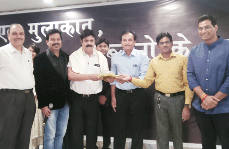 भिलाई। कॉमर्स गुरू के रूप में ख्याति प्राप्त डॉ संतोष राय ने तीसरी बार डाक्टरेट किया है। शुक्रवार को गुरुजनों की उपस्थिति में इस उपलब्धि का जश्न होटल अमित पार्क इंटरनेशनल में मनाया गया। इस अवसर पर गुरुजनों ने कहा कि संतोष राय का तीसरी बार डाक्टरेट करना यही दर्शाता है कि वे एक अच्छे गुरू होने के साथ साथ अच्छे शिष्य भी हैं। उनके पास कई दर्जन डिग्रियां हैं, गिनीज बुक सहित तीन वल्र्ड रिकार्ड बुक में उनका नाम दर्ज है। डॉ संतोष राय ने अपनी तीसरी पीएचडी कल्याण स्नातकोत्तर महाविद्यालय के डॉ आरपी अग्रवाल के दिशा निर्देशन में हासिल की। 'एक मुलाकात, गुरुजनों (राष्ट्रनिर्माता) के साथ' थीम पर आयोजित इस कार्यक्रम में कल्याण महाविद्यालय के पूर्व प्राचार्य डॉ अमिताभ दत्ता, डॉ हरिनारायण दुबे, वाणिज्य संकाय के डॉ आरपी अग्रवाल, डॉ प्रमोद शंकर शर्मा, डॉ सय्यद सलीम अकील, एमजे कालेज की डायरेक्टर श्रीमती श्रीलेखा विरुलकर, पूर्व अंतरराष्ट्रीय क्रिकेटर राजेश चौहान, महापौर देवेन्द्र यादव, लायन्स क्लब के डॉ शिवेन्द्र बहादुर सिंह, बिपिन बंसल, डॉ संतोष राय इंस्टीट्यूट परिवार से एमसीए मिट्ठू मैडम, सी.ए. प्रवीण बाफना, सी.ए. केतन ठक्कर, सी.ए. दिव्या रत्नानी, एम.बी.ए. मारिया रिजवी, पीयूश जोशी, प्रियंका शर्मा, प्रीत जावरा, अमित श्रीवास्तव के अलावा वो बच्चे शामिल थे जो जल्द ही पढ़ाई पूरी कर पेशेवर जीवन में प्रवेश करने वाले थे।