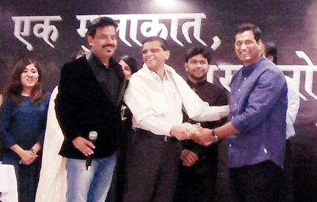 भिलाई। कॉमर्स गुरू के रूप में ख्याति प्राप्त डॉ संतोष राय ने तीसरी बार डाक्टरेट किया है। शुक्रवार को गुरुजनों की उपस्थिति में इस उपलब्धि का जश्न होटल अमित पार्क इंटरनेशनल में मनाया गया। इस अवसर पर गुरुजनों ने कहा कि संतोष राय का तीसरी बार डाक्टरेट करना यही दर्शाता है कि वे एक अच्छे गुरू होने के साथ साथ अच्छे शिष्य भी हैं। उनके पास कई दर्जन डिग्रियां हैं, गिनीज बुक सहित तीन वल्र्ड रिकार्ड बुक में उनका नाम दर्ज है। डॉ संतोष राय ने अपनी तीसरी पीएचडी कल्याण स्नातकोत्तर महाविद्यालय के डॉ आरपी अग्रवाल के दिशा निर्देशन में हासिल की। 'एक मुलाकात, गुरुजनों (राष्ट्रनिर्माता) के साथ' थीम पर आयोजित इस कार्यक्रम में कल्याण महाविद्यालय के पूर्व प्राचार्य डॉ अमिताभ दत्ता, डॉ हरिनारायण दुबे, वाणिज्य संकाय के डॉ आरपी अग्रवाल, डॉ प्रमोद शंकर शर्मा, डॉ सय्यद सलीम अकील, एमजे कालेज की डायरेक्टर श्रीमती श्रीलेखा विरुलकर, पूर्व अंतरराष्ट्रीय क्रिकेटर राजेश चौहान, महापौर देवेन्द्र यादव, लायन्स क्लब के डॉ शिवेन्द्र बहादुर सिंह, बिपिन बंसल, डॉ संतोष राय इंस्टीट्यूट परिवार से एमसीए मिट्ठू मैडम, सी.ए. प्रवीण बाफना, सी.ए. केतन ठक्कर, सी.ए. दिव्या रत्नानी, एम.बी.ए. मारिया रिजवी, पीयूश जोशी, प्रियंका शर्मा, प्रीत जावरा, अमित श्रीवास्तव के अलावा वो बच्चे शामिल थे जो जल्द ही पढ़ाई पूरी कर पेशेवर जीवन में प्रवेश करने वाले थे।