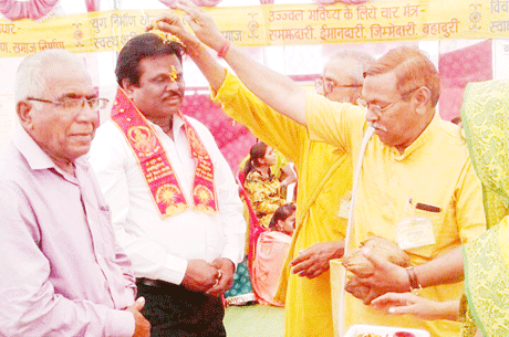 भिलाई। देहदान के लिए लोगों को निरन्तर प्रेरित करने पर गायत्री परिवार हरिद्वार के वरिष्ठ आचार्य द्वारा प्रकाश गेडाम का सम्मान किया गया। आस्था बहुउद्देश्यीय संस्था के सचिव राजेन्द्र सुनगारिया ने बताया कि संस्थापक प्रकाश गेडाम पिछले 12 सालों से लोगों को देहदान के लिए लगातार प्रेरित कर रहे हैं व समाज में इसके प्रति अंध विश्वास को दर किनार कर लोगों देहदान व रक्तदान व नेत्रदान के लिए लोगों में जनजागृति लाने का कार्य कर रहे हैं।